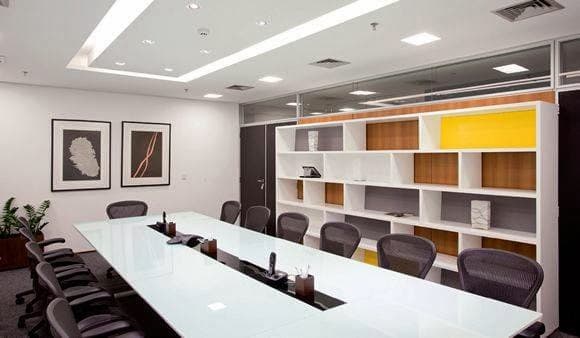 Gesso em ecritório, com forro e molduras